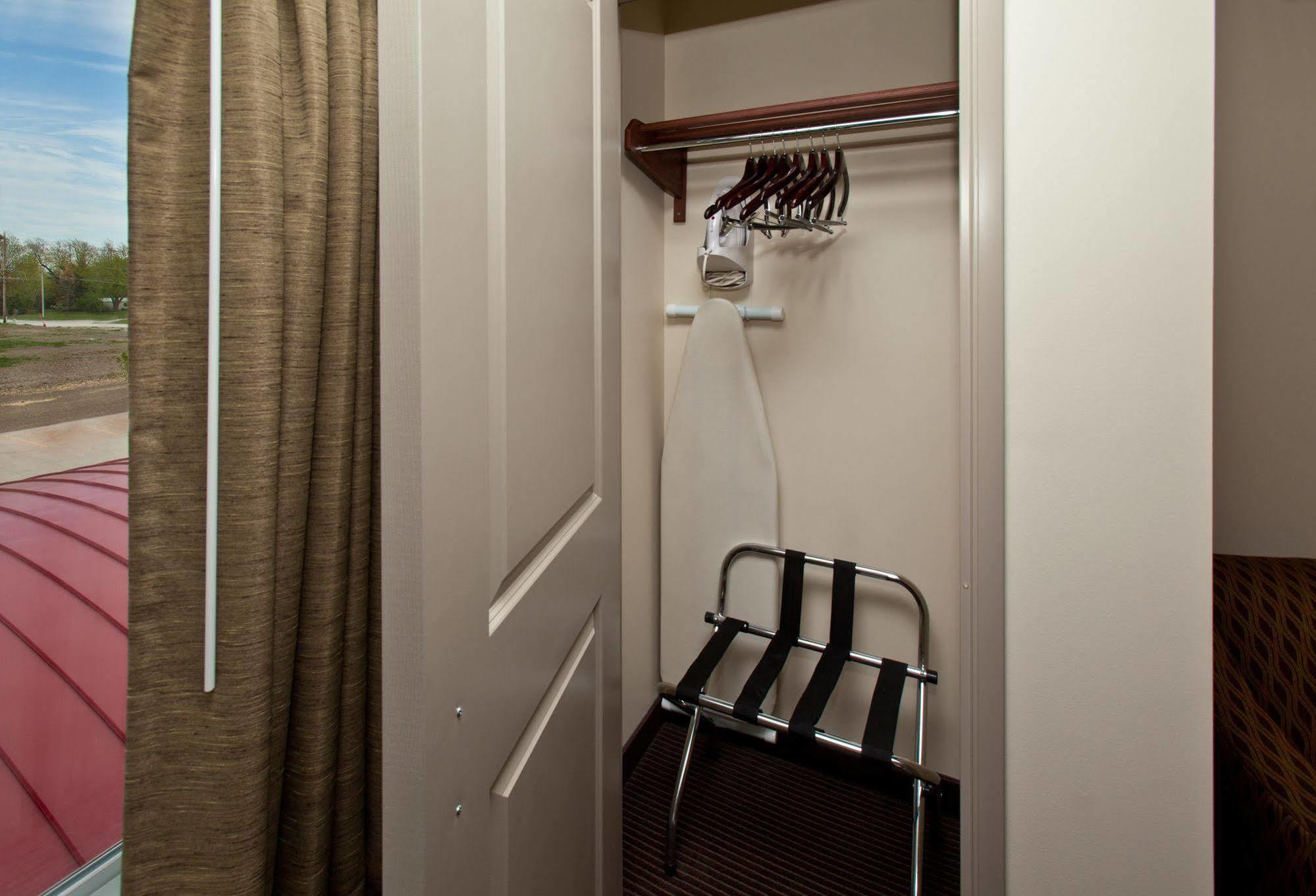 Americinn By Wyndham Hartford Sd Ngoại thất bức ảnh
